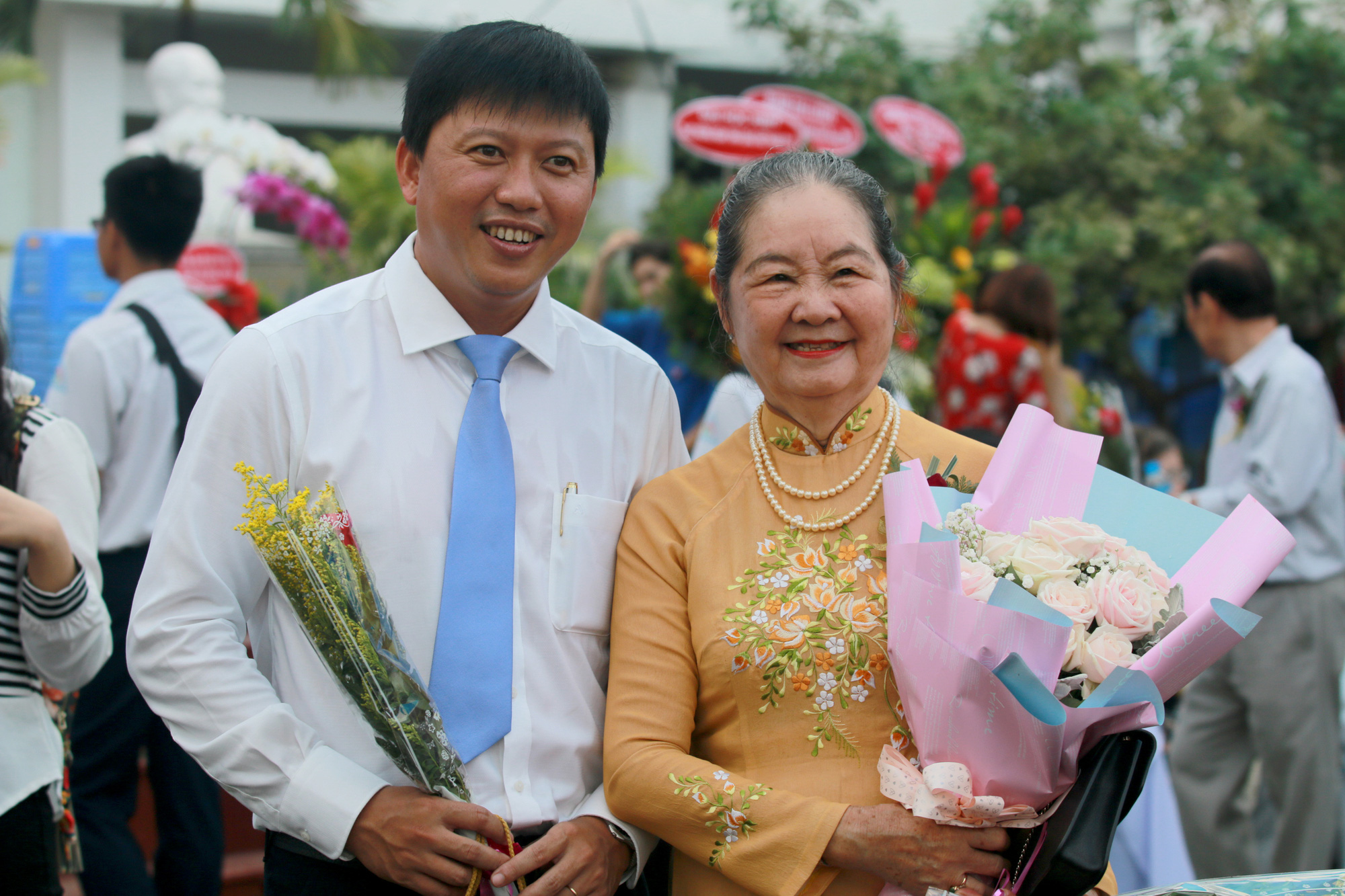 Những hình ảnh đẹp đốn tim trong ngày Nhà giáo Việt Nam - Ảnh 3.