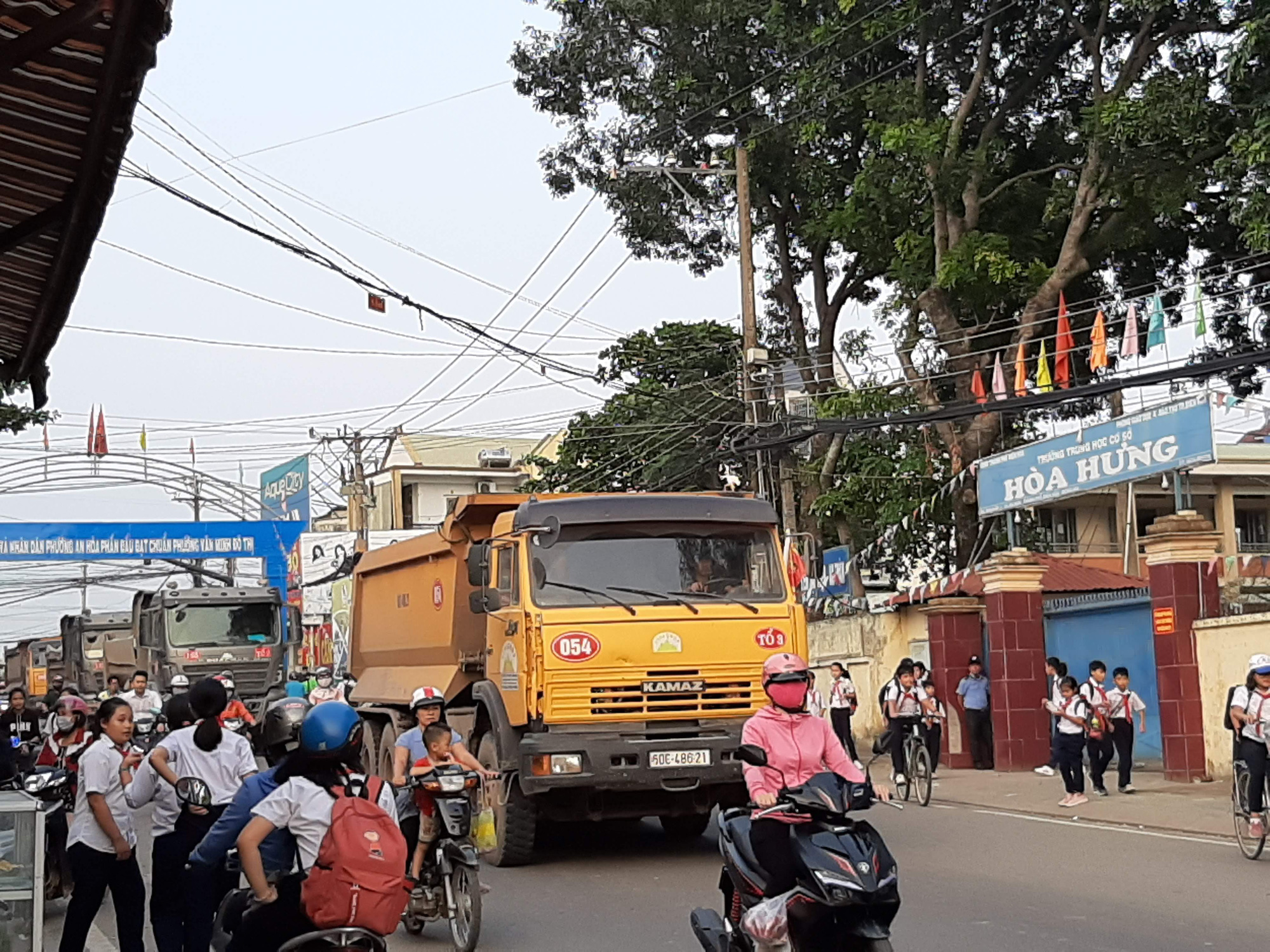 Cận cảnh hãi hùng xe ben đại náo một vùng rộng lớn ở Biên Hòa - Ảnh 3.