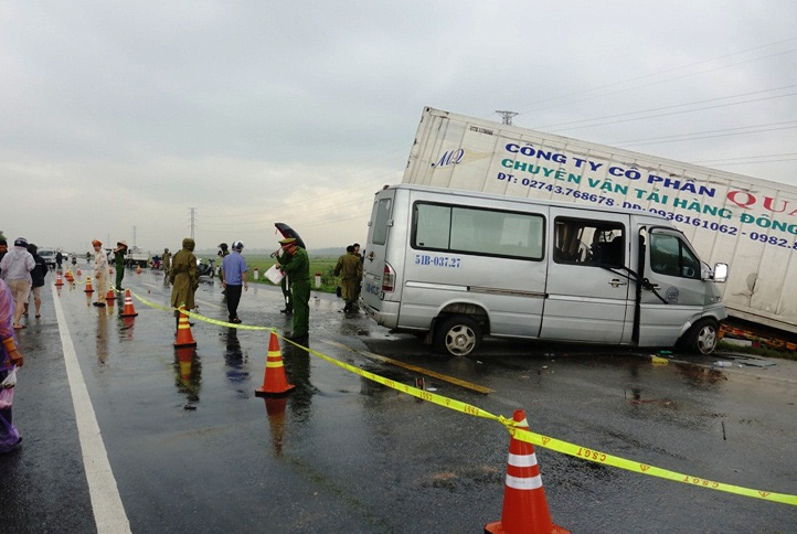Xe khách chở các nhà sư tông xe container, 2 người chết và 11 người trọng thương - Ảnh 2.