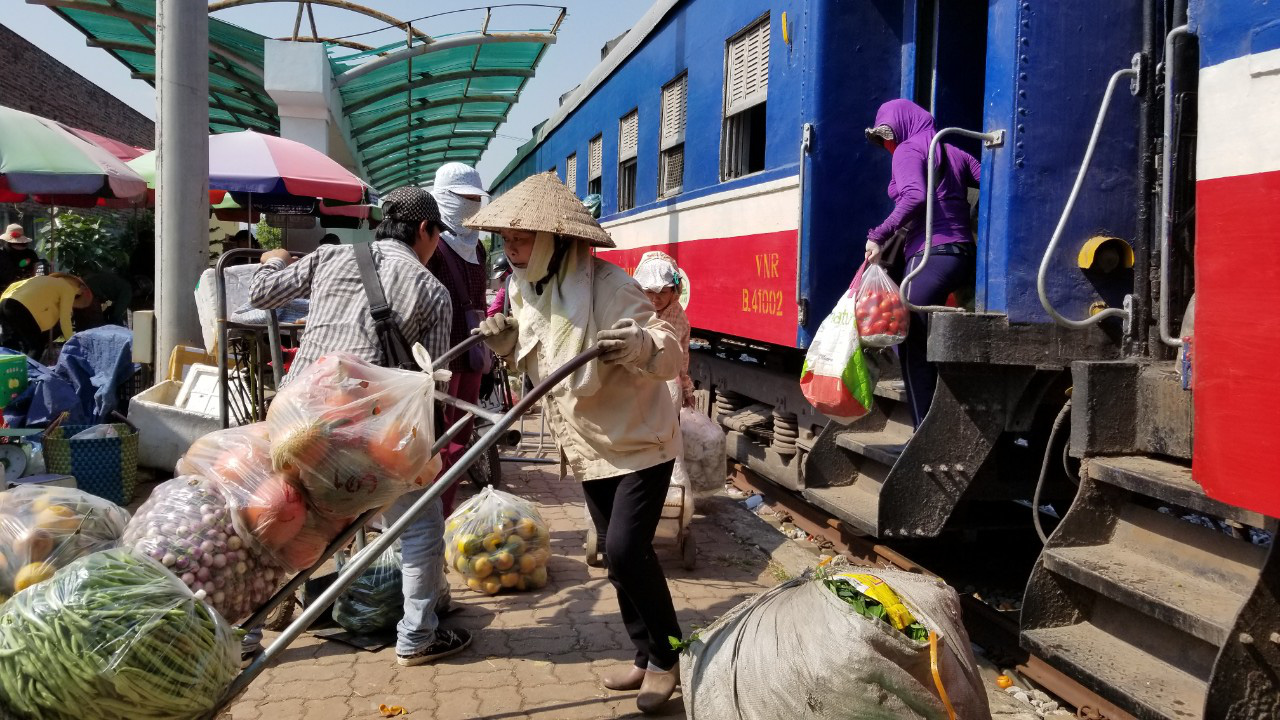 Đìu hiu tuyến đường sắt Yên Viên - Hạ Long, ngày chỉ chạy 1 chuyến phục vụ 30 tiểu thương - Ảnh 12.