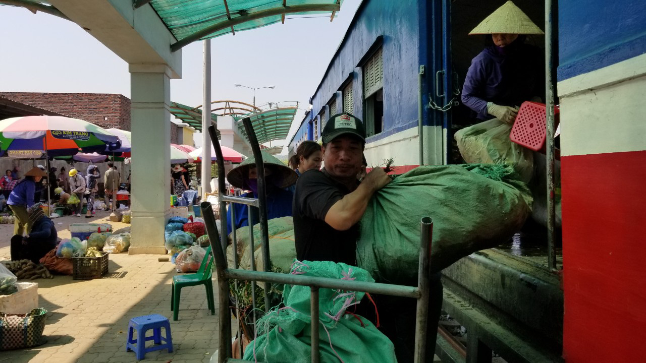 Đìu hiu tuyến đường sắt Yên Viên - Hạ Long, ngày chỉ chạy 1 chuyến phục vụ 30 tiểu thương - Ảnh 13.