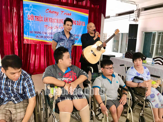 Diễn viên Trí Quang và nhạc sĩ Quốc Hùng xúc động hát vì trẻ mồ côi - Ảnh 2.