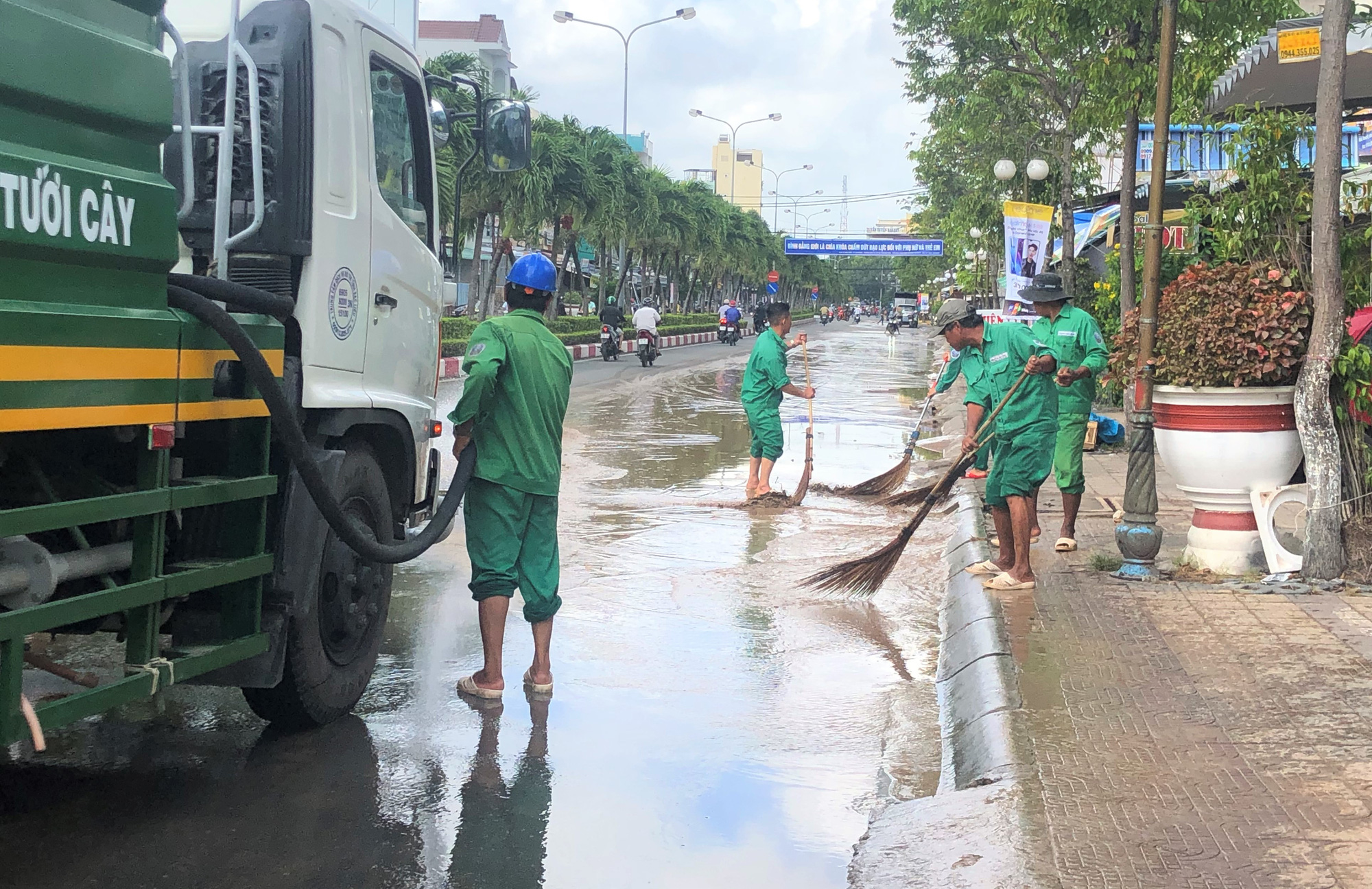 Bùn nhão bất ngờ xuất hiện dày đặc ở TP Bạc Liêu sau khi triều cường rút - Ảnh 12.