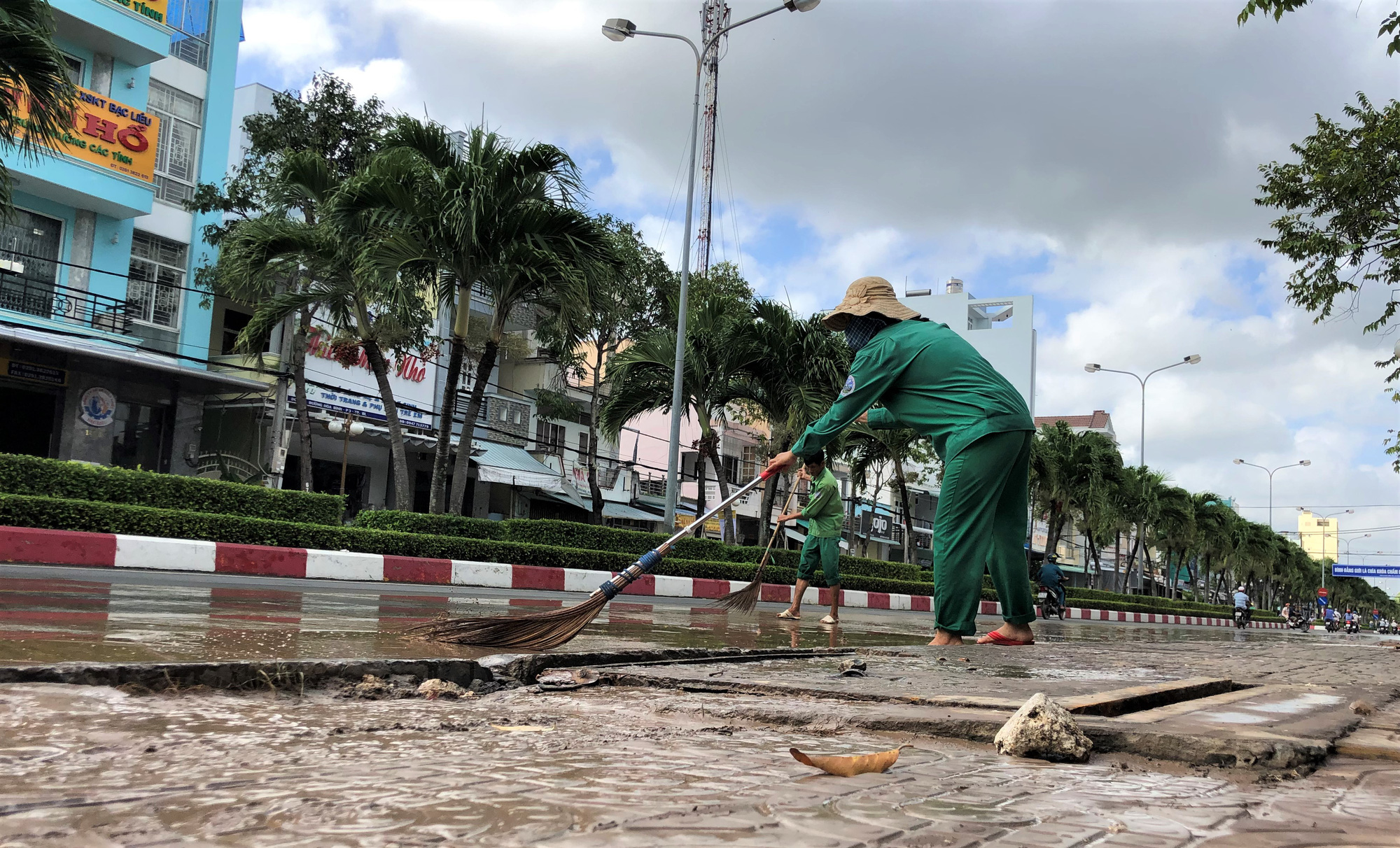 Bùn nhão bất ngờ xuất hiện dày đặc ở TP Bạc Liêu sau khi triều cường rút - Ảnh 13.