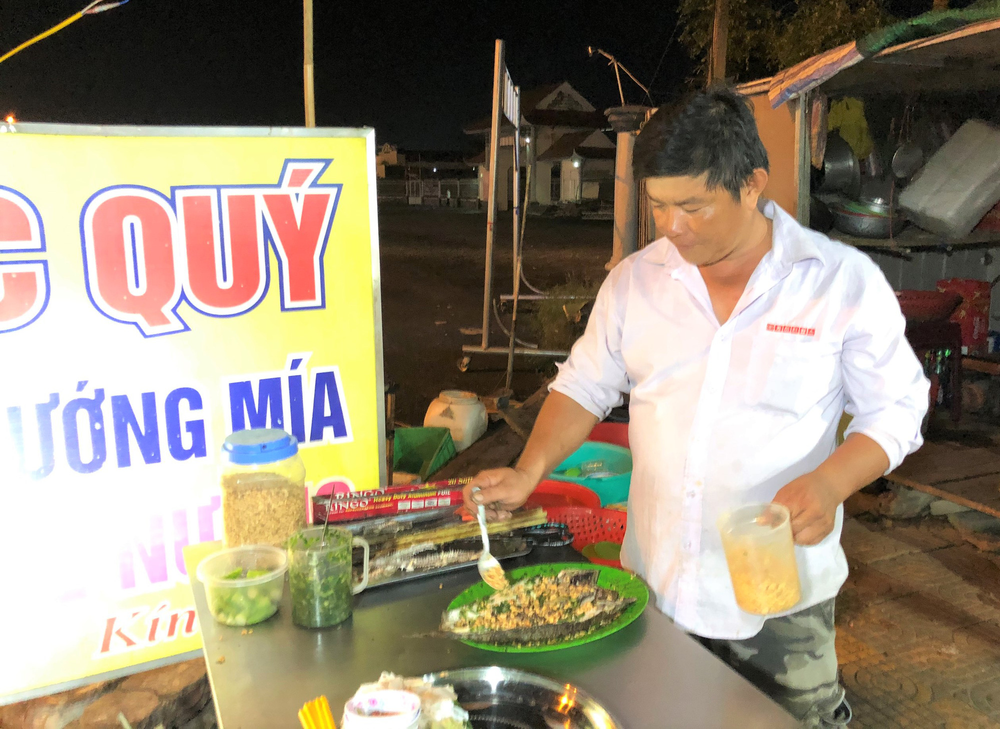 C&aacute; l&oacute;c nướng m&iacute;a Bạc Li&ecirc;u n&iacute;u ch&acirc;n du kh&aacute;ch - Ảnh 5.