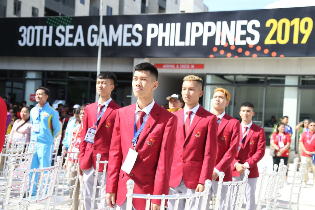 Cờ Việt Nam tung bay trong làng SEA Games 30 - Ảnh 1.