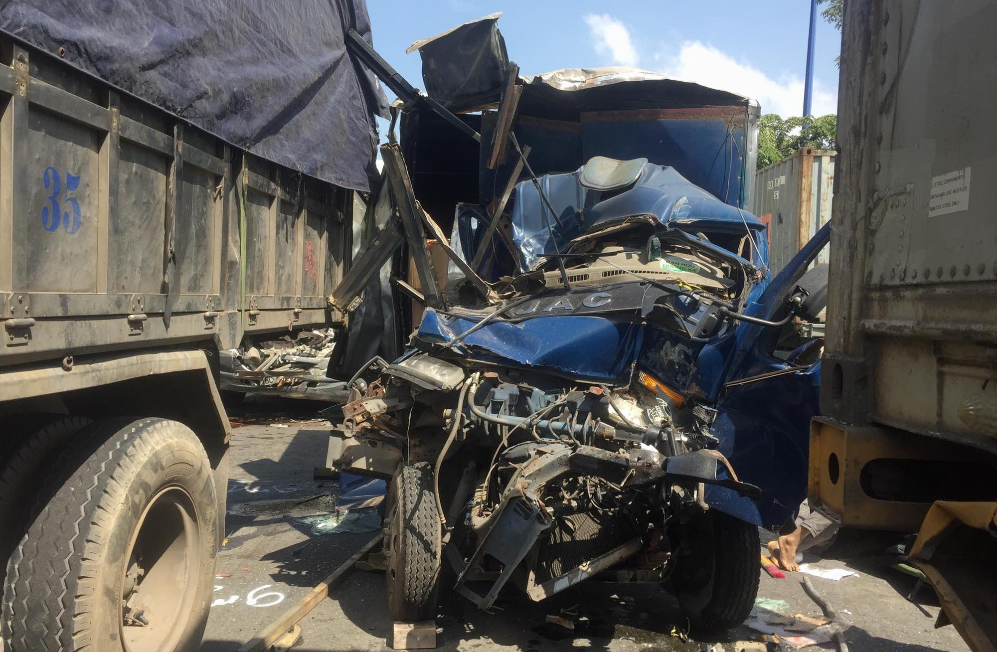 CLIP:  5 ôtô tông nhau kinh hoàng trên xa lộ Hà Nội, 1 người tử vong - Ảnh 2.