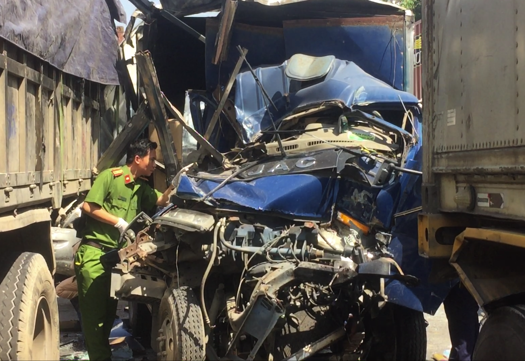 CLIP:  5 ôtô tông nhau kinh hoàng trên xa lộ Hà Nội, 1 người tử vong - Ảnh 4.