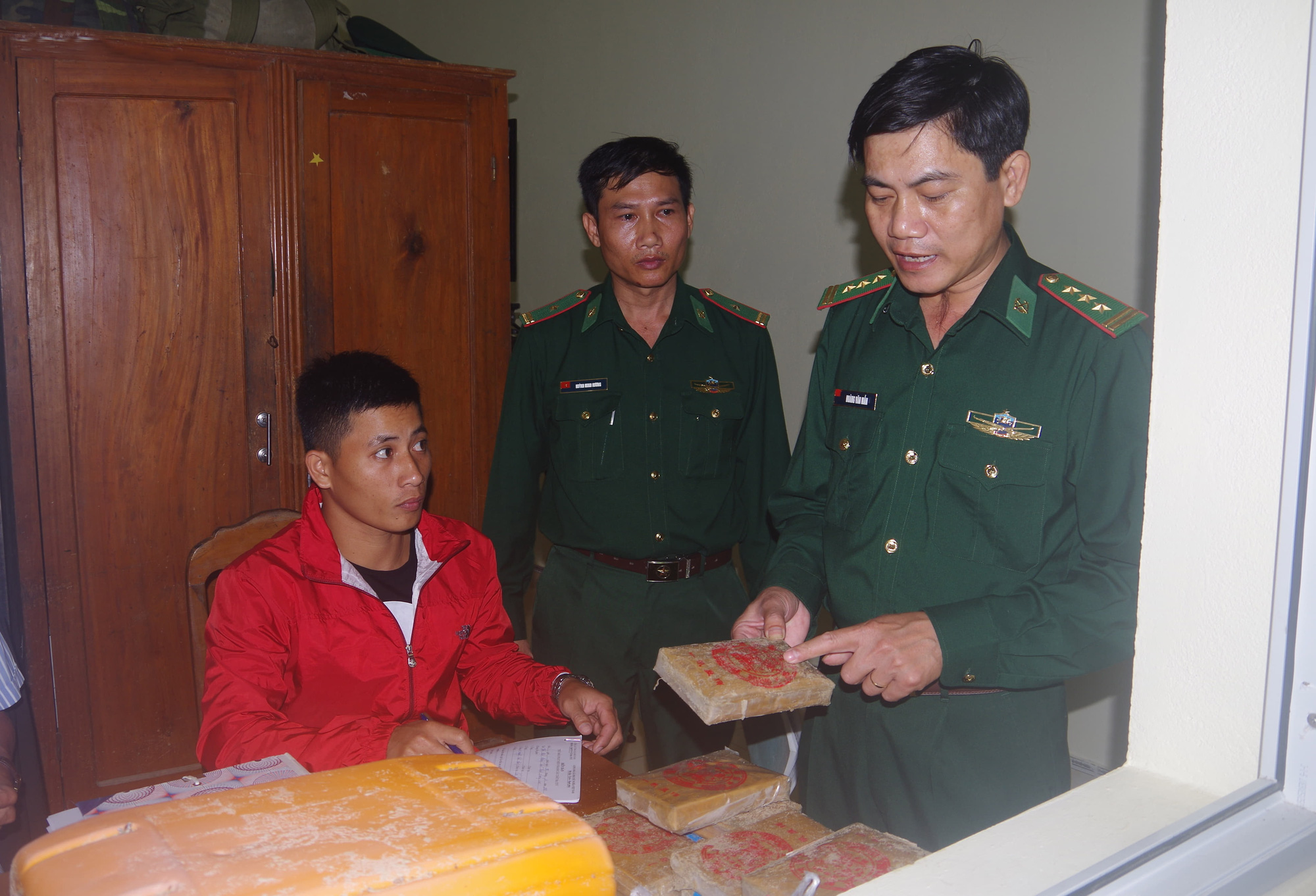 NÓNG: Hàng chục bánh heroin có chữ Trung Quốc trôi vào biển Quảng Nam - Ảnh 9.