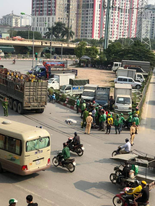 Va chạm mạnh với xe đầu kéo, cô gái 19 tuổi ngã văng xuống đường tử vong - Ảnh 1.