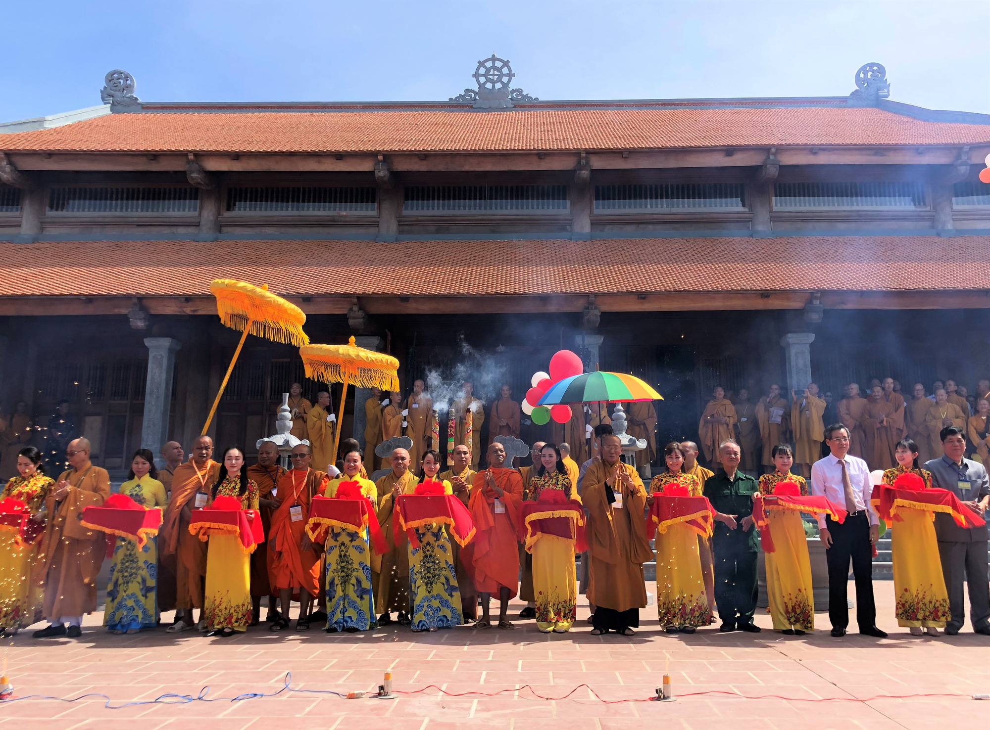 Hàng ngàn người đội nắng dự khánh thành Thiền viện Trúc Lâm Bạc Liêu - Ảnh 2.