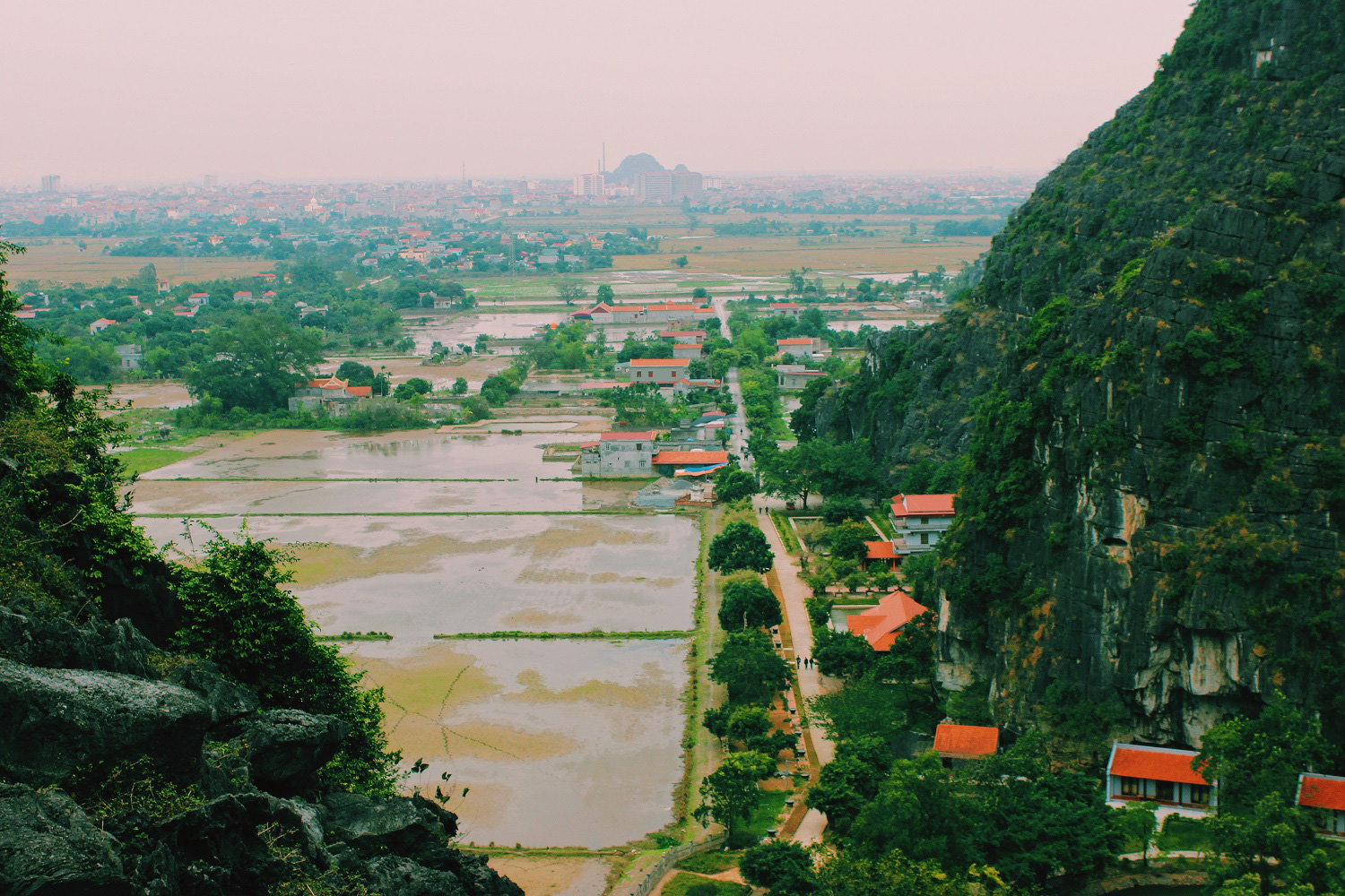 Đến hang Múa, ngắm non nước hữu tình ở lưng chừng trời - Ảnh 5.