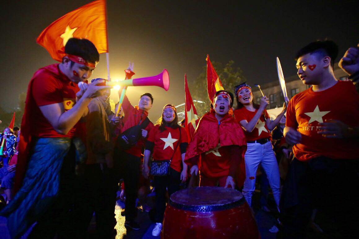 Biển người ra đường ăn mừng U22 Việt Nam vô địch SEA Games 30 - Ảnh 1.