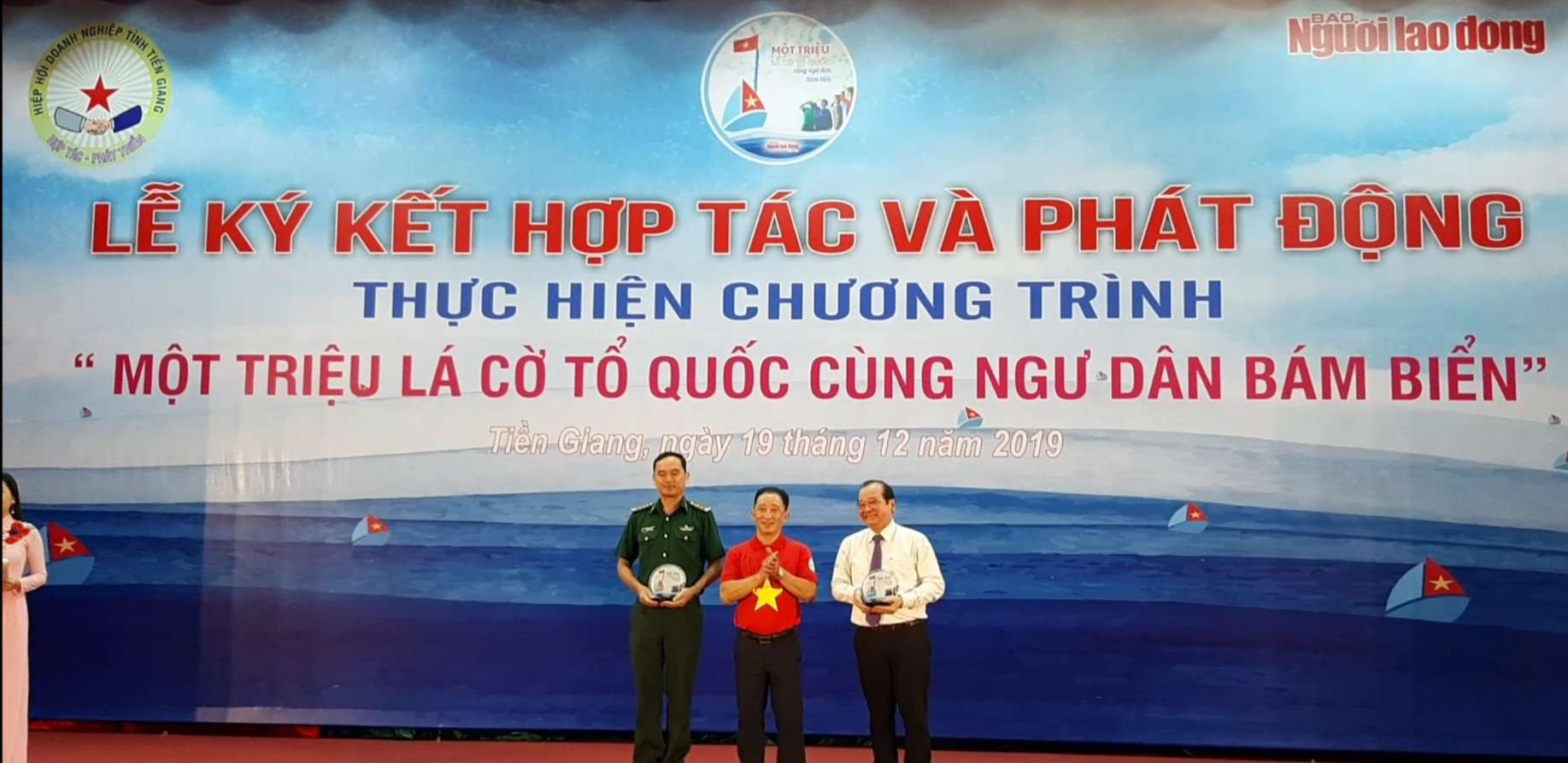 Ngư dân Tiền Giang hân hoan đón cờ Tổ quốc - Ảnh 13.