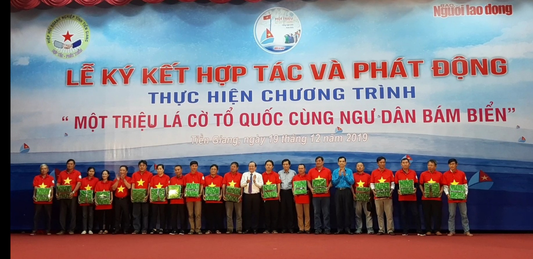 Ngư dân Tiền Giang hân hoan đón cờ Tổ quốc - Ảnh 18.