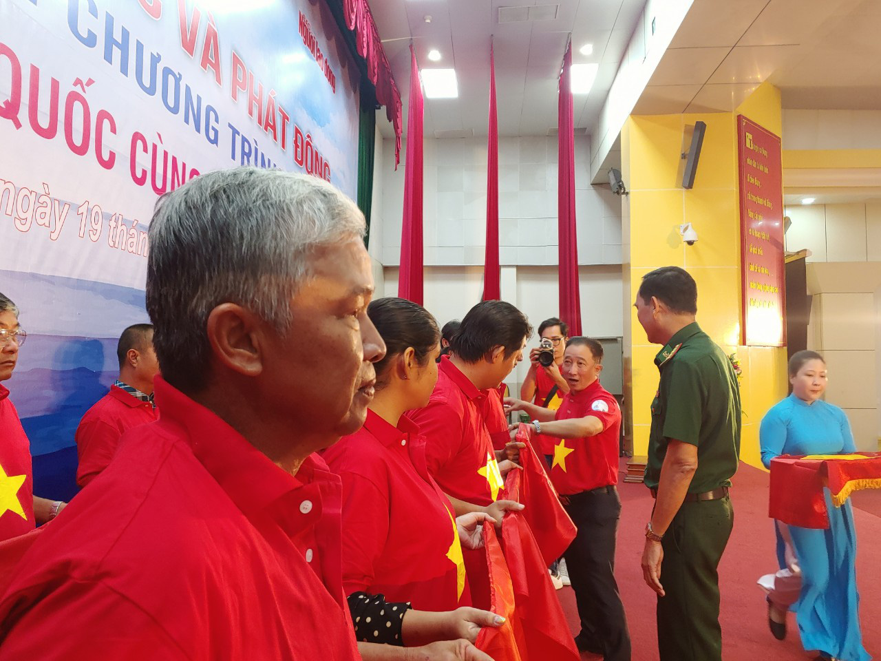 Ngư dân Tiền Giang hân hoan đón cờ Tổ quốc - Ảnh 16.