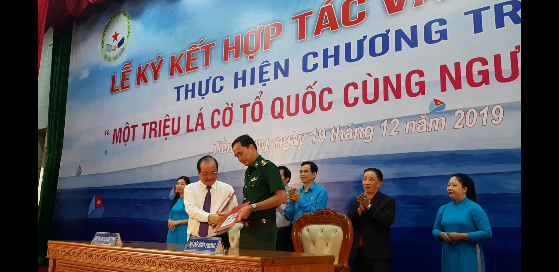 Ngư dân Tiền Giang hân hoan đón cờ Tổ quốc - Ảnh 14.