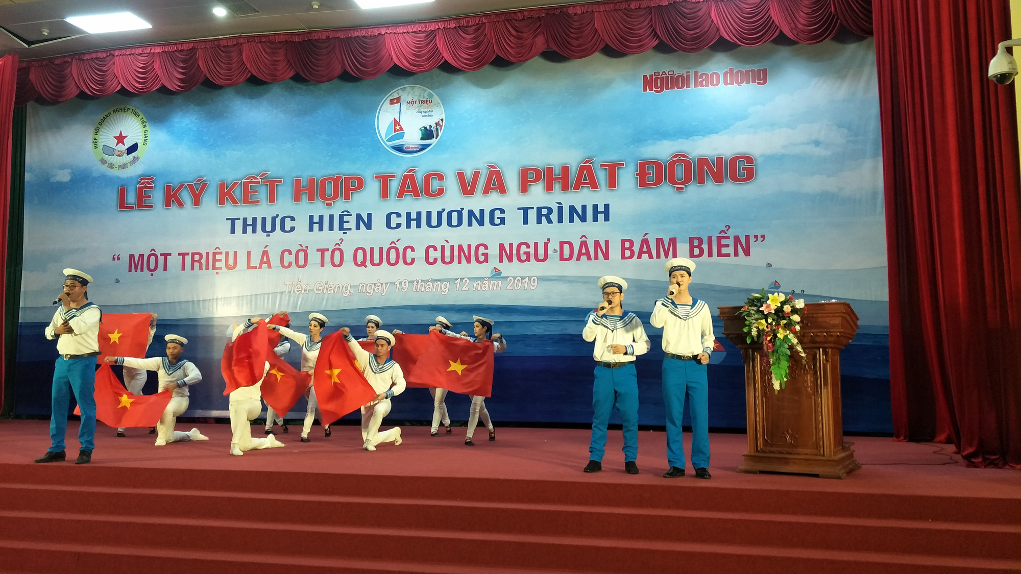 Ngư dân Tiền Giang hân hoan đón cờ Tổ quốc - Ảnh 3.