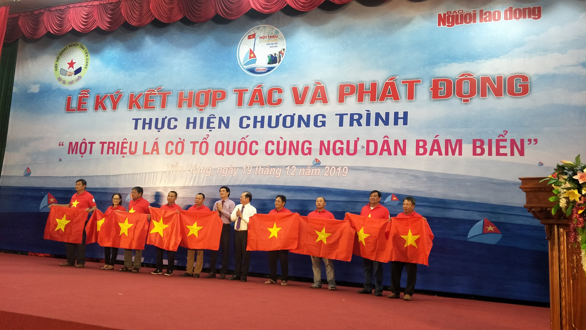Ngư dân Tiền Giang hân hoan đón cờ Tổ quốc - Ảnh 2.