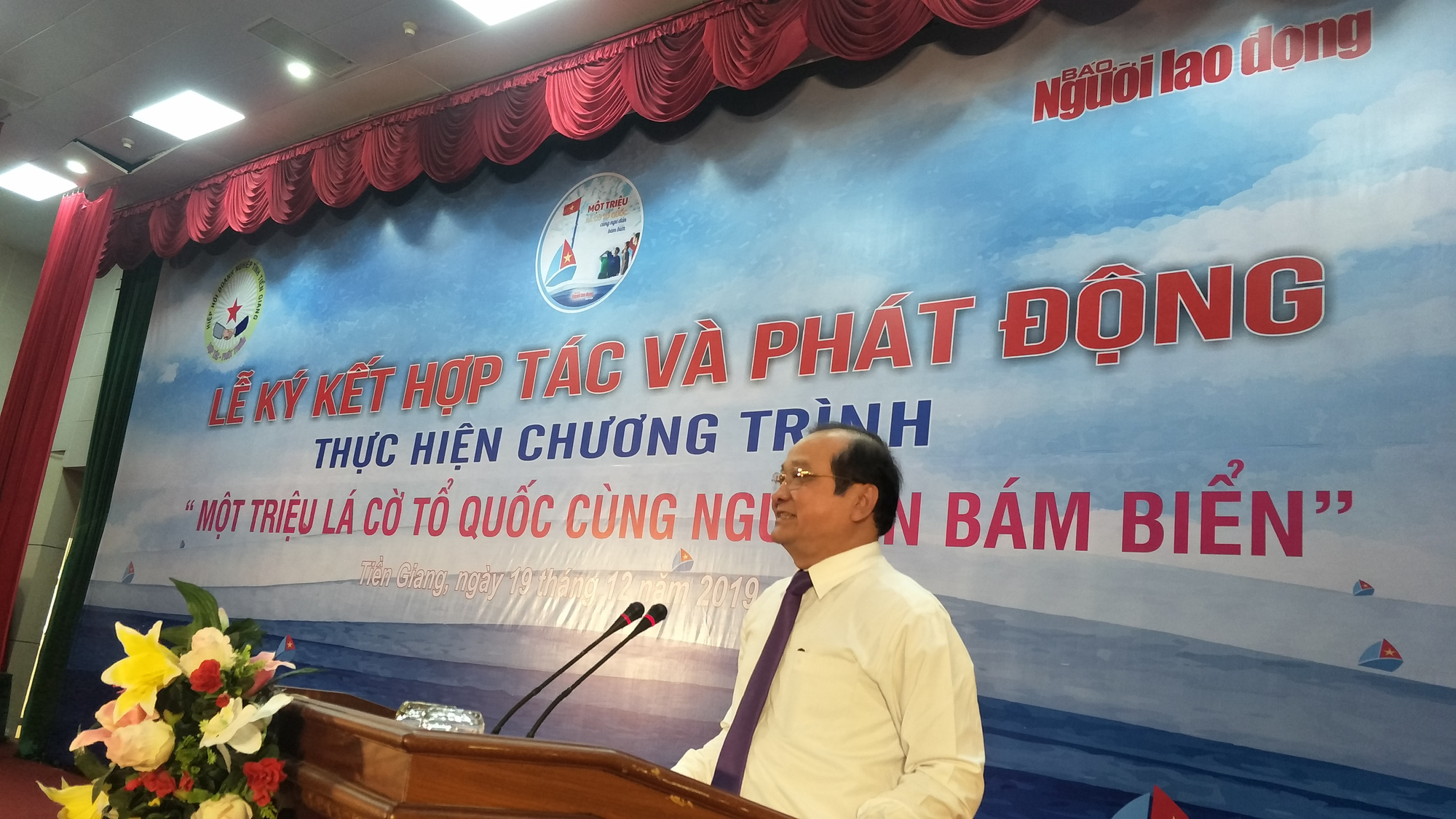 Ngư dân Tiền Giang hân hoan đón cờ Tổ quốc - Ảnh 4.