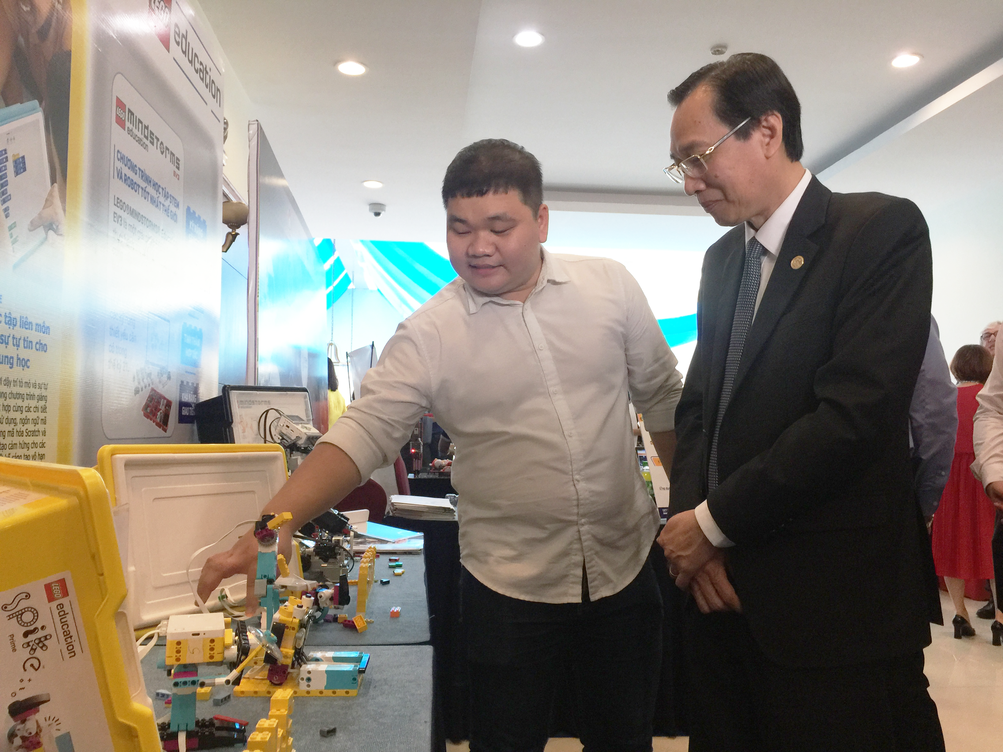 Utbildning är särskilt viktigt i smarta städer - Foto 2. Giáo dục có ý nghĩa đặc biệt quan trọng trong đô thị thông minh - Ảnh 2.