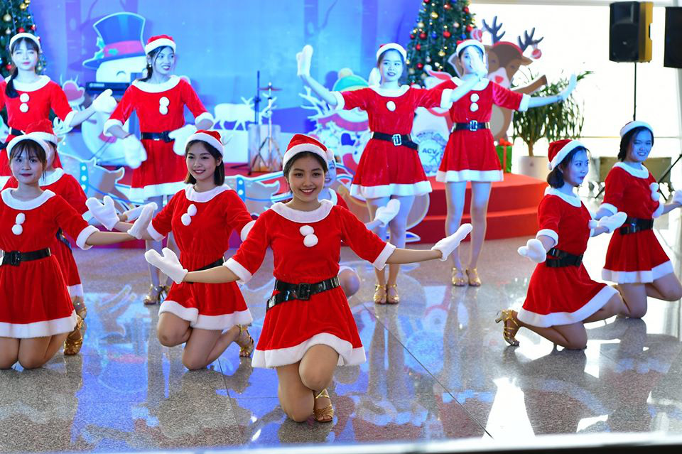 Bất ngờ với Ông già Noel, Công chúa Tuyết ở sân bay - Ảnh 13.