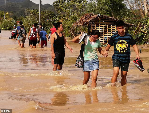 Làm 16 người chết ở Philippines, bão Phanfone hướng đến Việt Nam - Ảnh 1.