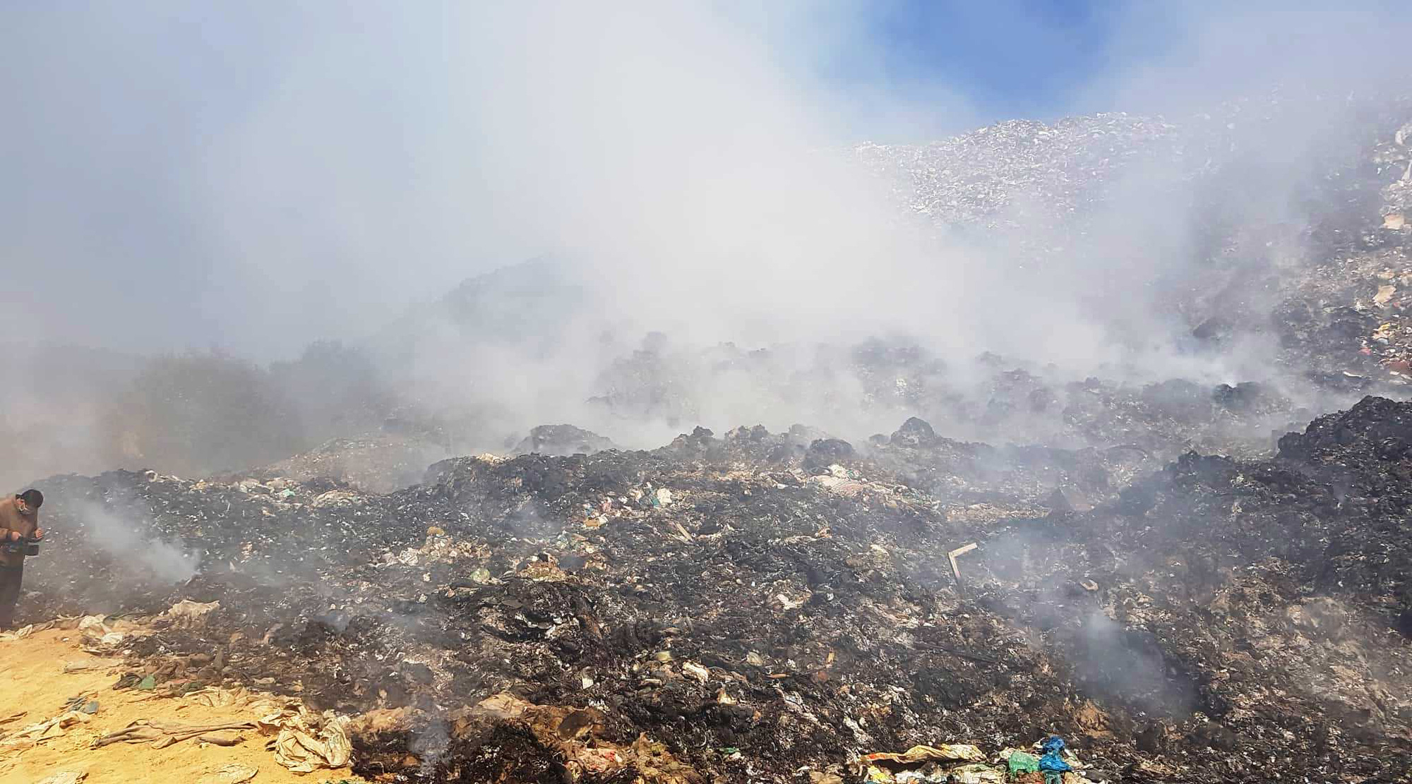 Cận cảnh núi rác Cam Ly bốc cháy, khói bụi bao trùm TP Đà Lạt - Ảnh 7.