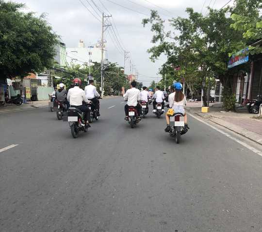 Bức xúc đoàn rước dâu không mũ bảo hiểm, chạy xe dàn hàng ngang - Ảnh 2. Bức xúc đoàn rước dâu không mũ bảo hiểm, chạy xe dàn hàng ngang - Ảnh 2.