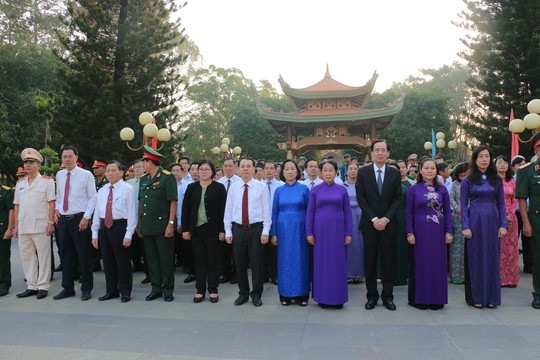 Nguyên Thủ tướng Nguyễn Tấn Dũng cùng lãnh đạo TP HCM dâng hương tại nghĩa trang liệt sĩ - Ảnh 7.