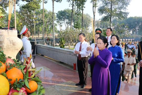 Nguyên Thủ tướng Nguyễn Tấn Dũng cùng lãnh đạo TP HCM dâng hương tại nghĩa trang liệt sĩ - Ảnh 8.