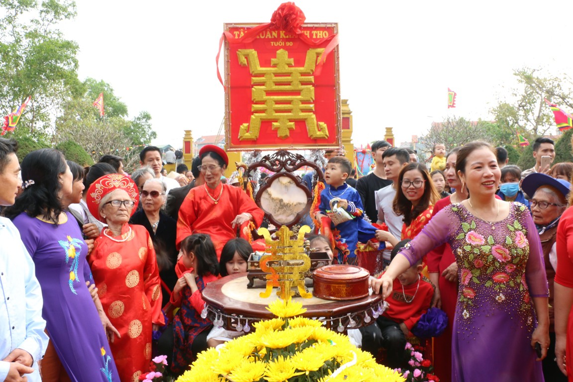 Độc đáo nghi lễ rước “cụ sống” ở Quảng Ninh - Ảnh 11.