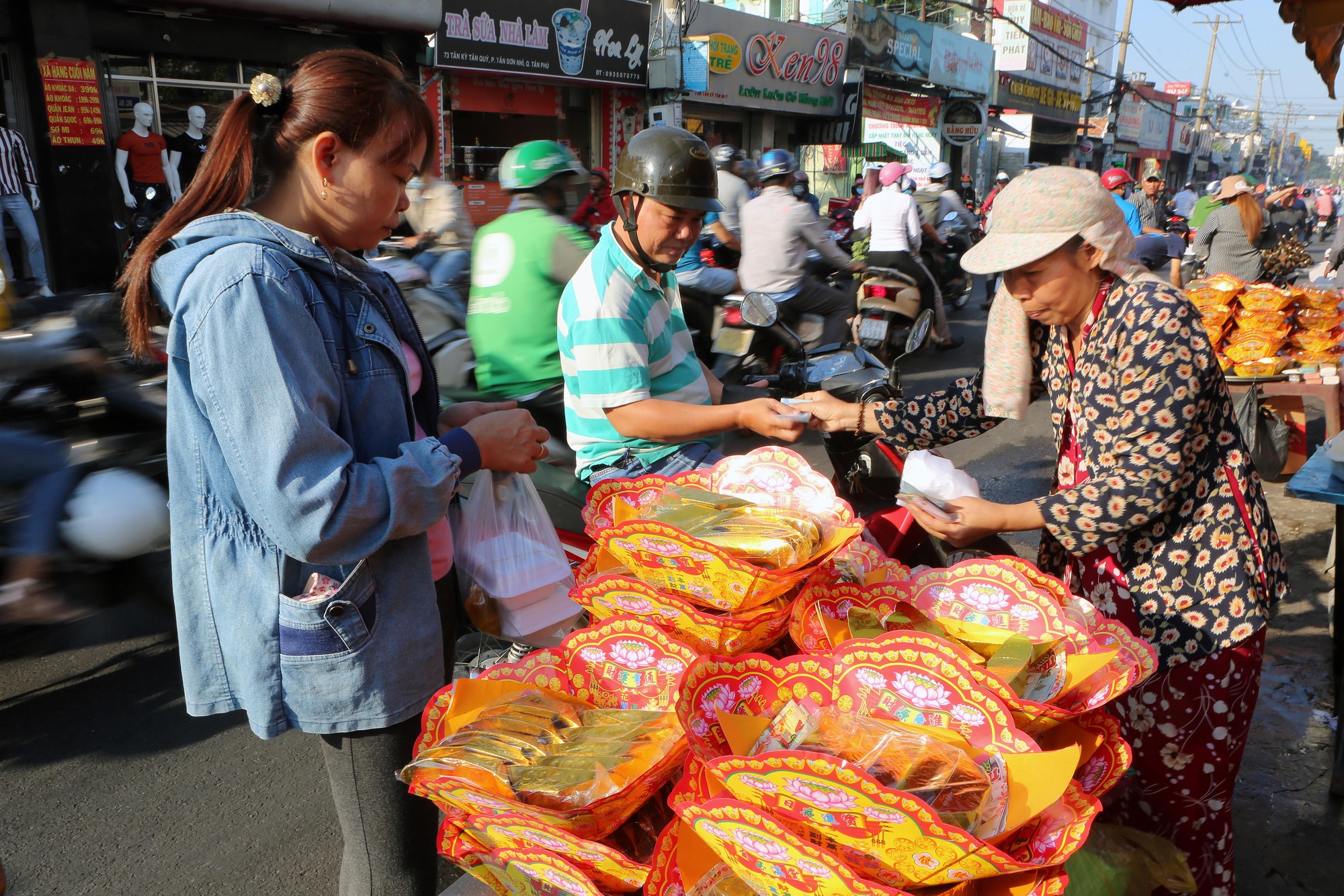 Khói rợp trời ở “phố cá lóc” trong ngày vía Thần Tài - Ảnh 10.