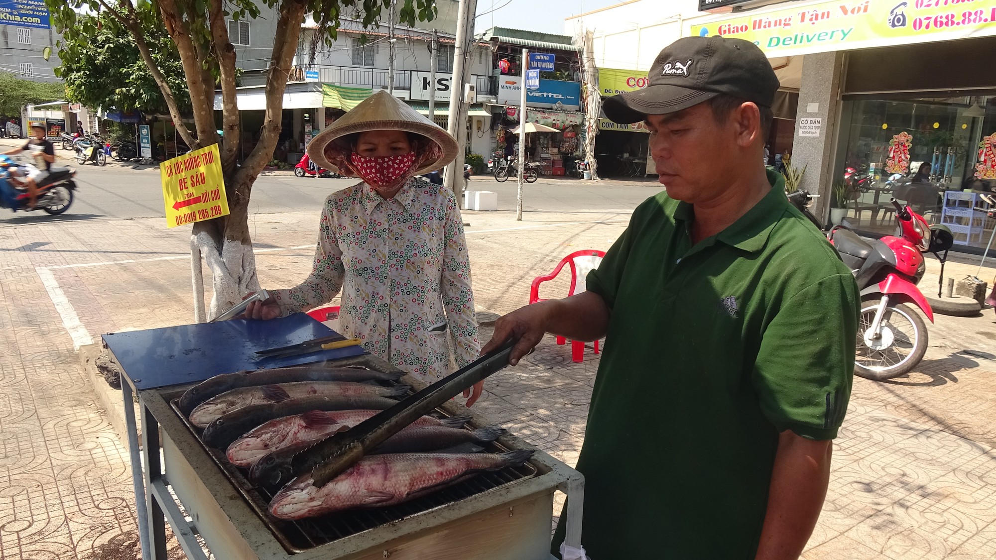 Cá lóc nướng vía Thần Tài ở Đồng Tháp được gói bằng chiếc lá “đặc biệt” - Ảnh 12.