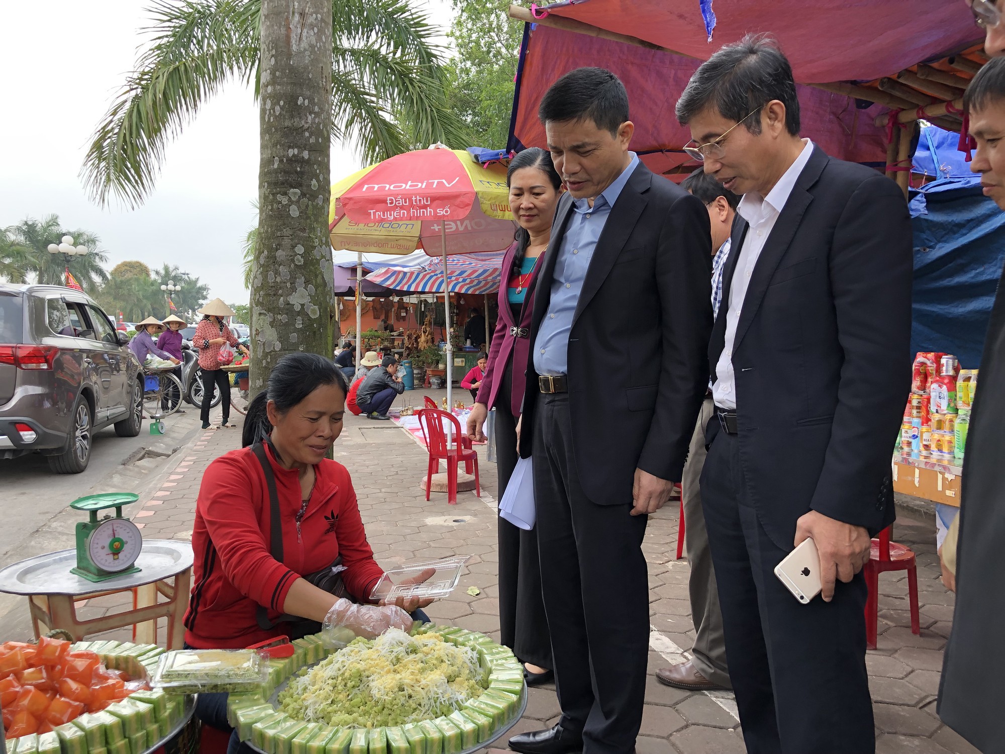 Kiểm tra an toàn thực phẩm tại đền Trần trước lễ khai ấn - Ảnh 1.