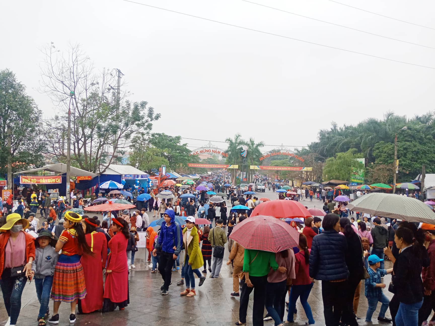 Hàng ngàn du khách đội mưa nghe hát quan họ ở Hội Lim - Ảnh 29.