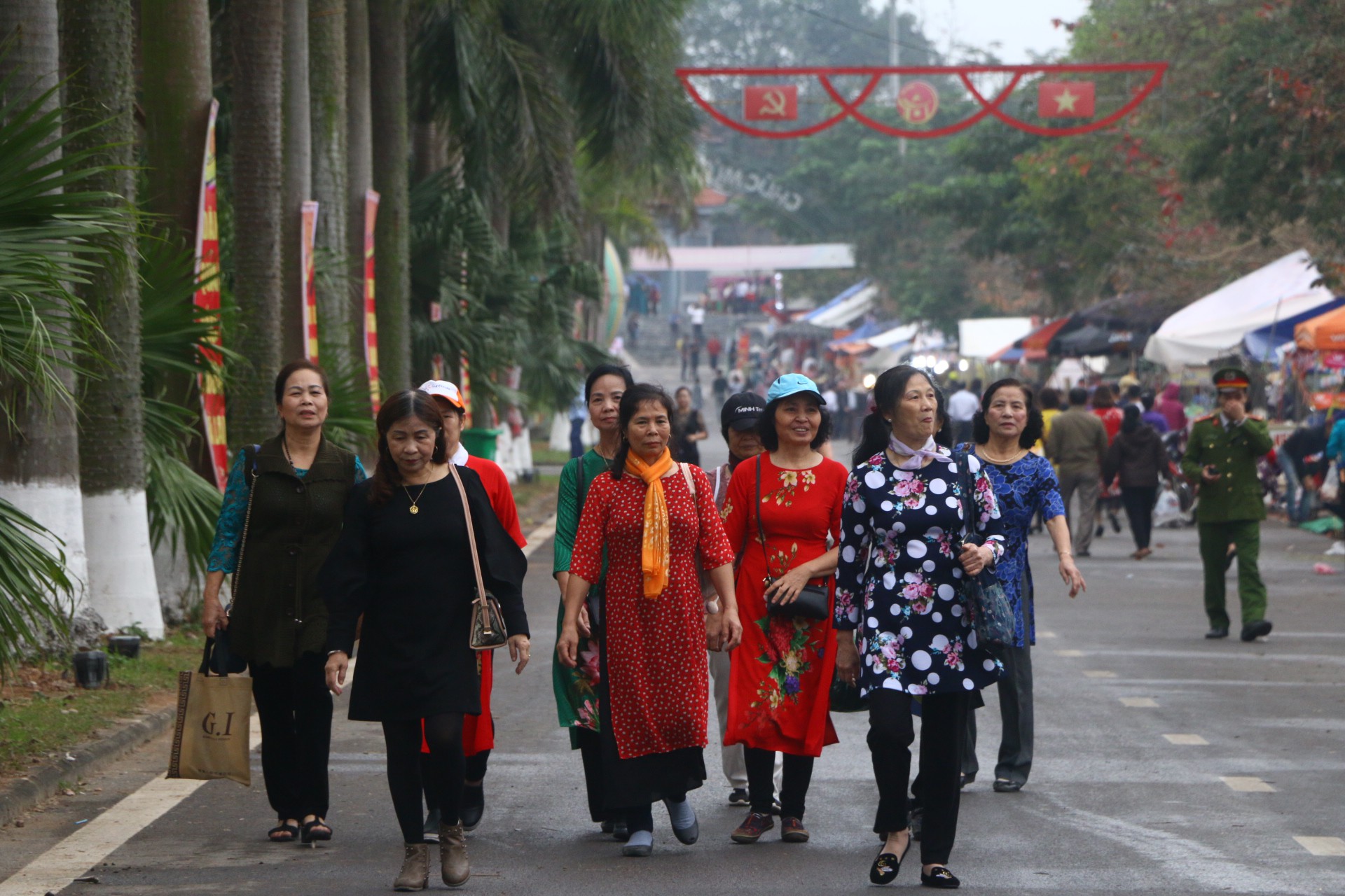 Hàng ngàn du khách đội mưa nghe hát quan họ ở Hội Lim - Ảnh 2.