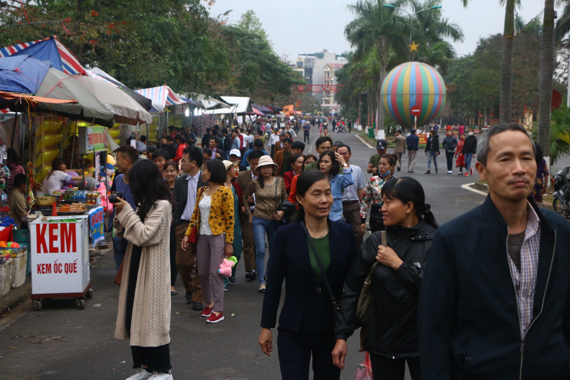 Hàng ngàn du khách đội mưa nghe hát quan họ ở Hội Lim - Ảnh 10.