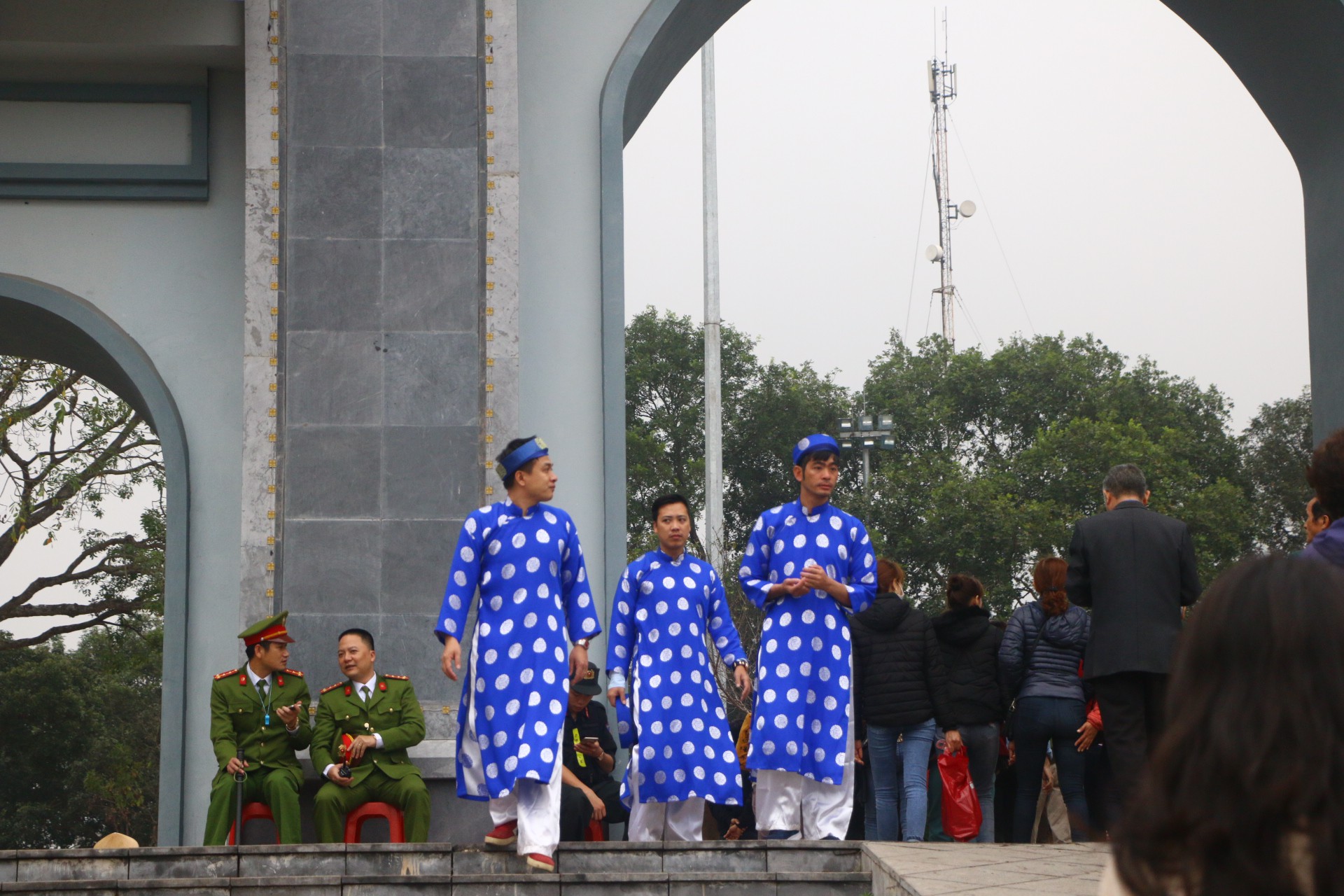 Hàng ngàn du khách đội mưa nghe hát quan họ ở Hội Lim - Ảnh 13.