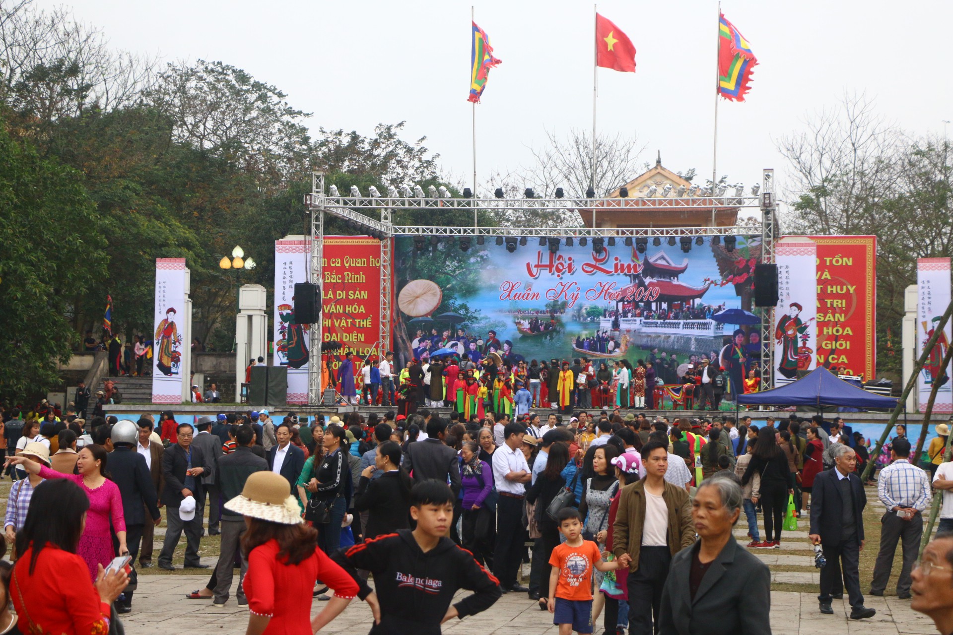 Hàng ngàn du khách đội mưa nghe hát quan họ ở Hội Lim - Ảnh 14.