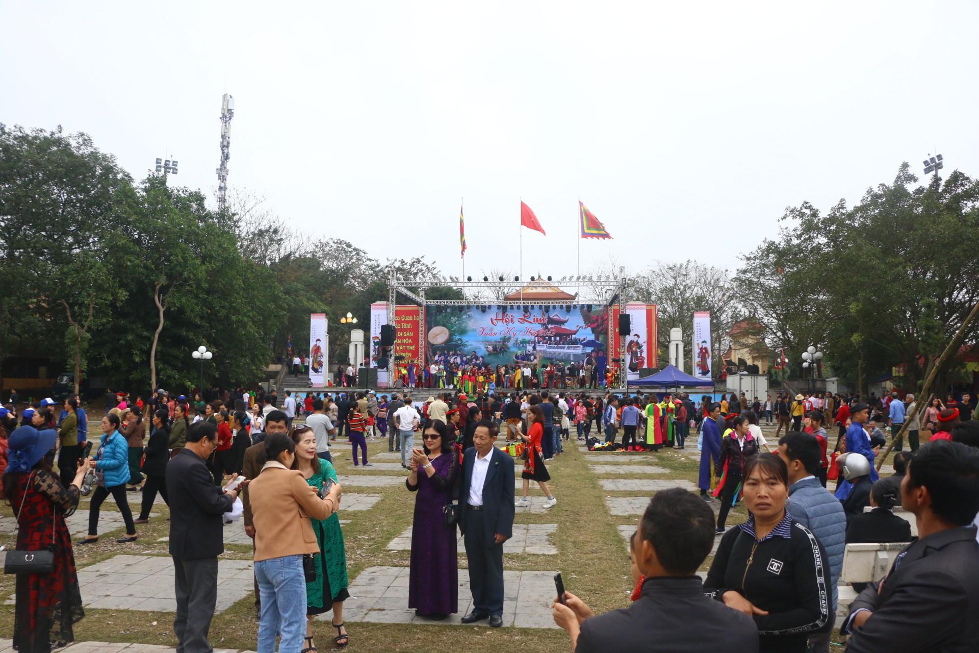 Hàng ngàn du khách đội mưa nghe hát quan họ ở Hội Lim - Ảnh 15.