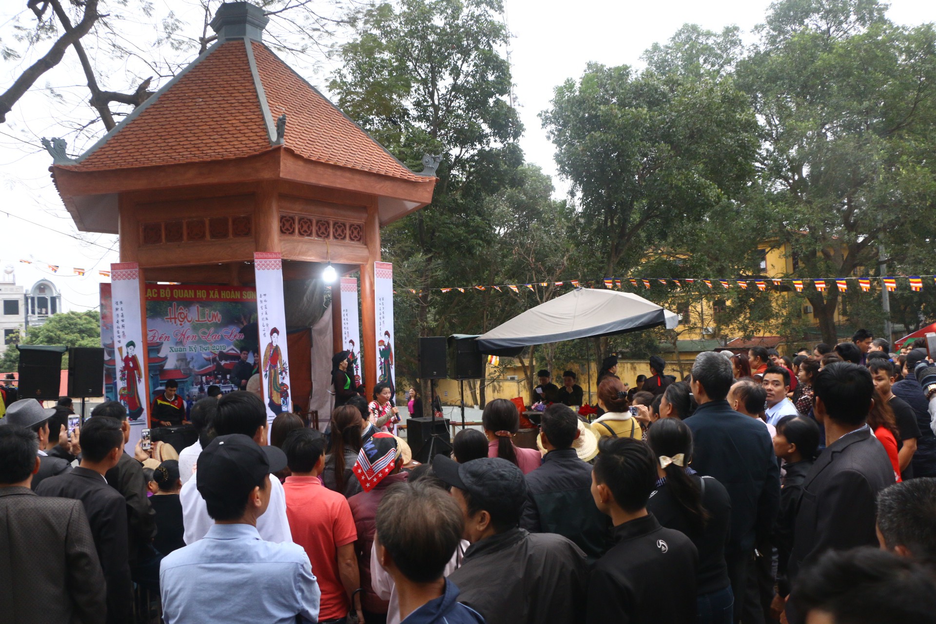 Hàng ngàn du khách đội mưa nghe hát quan họ ở Hội Lim - Ảnh 17.