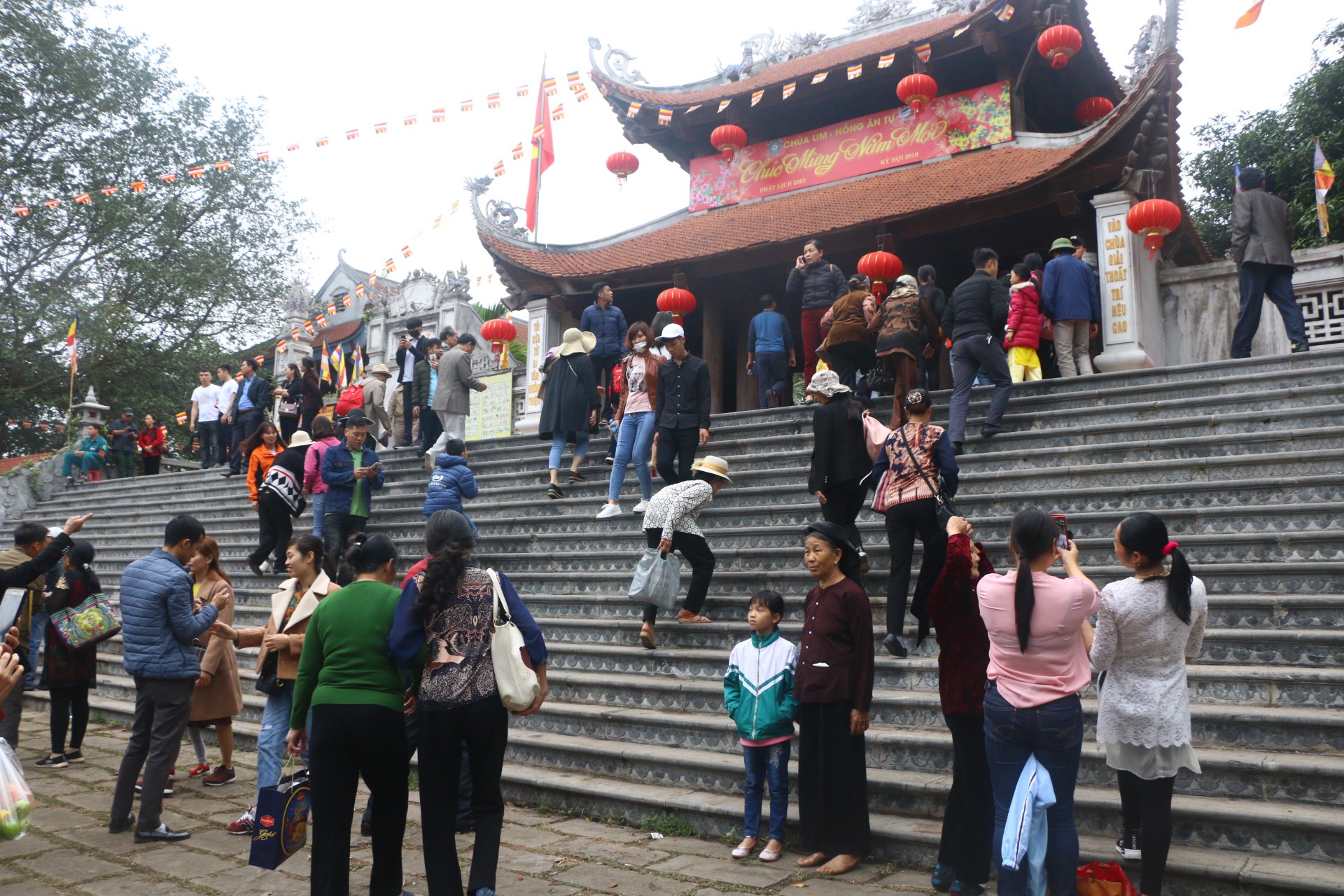 Hàng ngàn du khách đội mưa nghe hát quan họ ở Hội Lim - Ảnh 21.