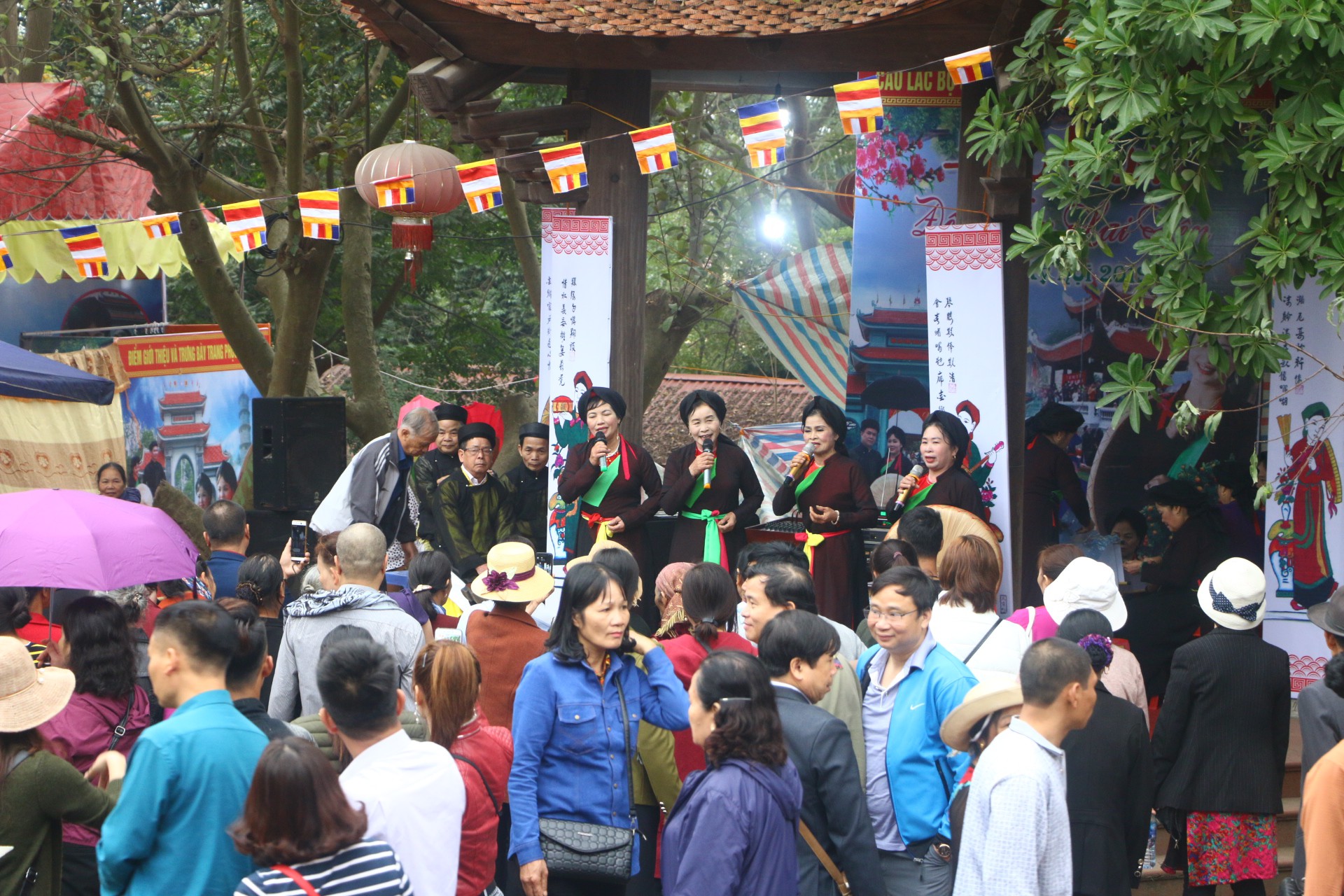 Hàng ngàn du khách đội mưa nghe hát quan họ ở Hội Lim - Ảnh 22.