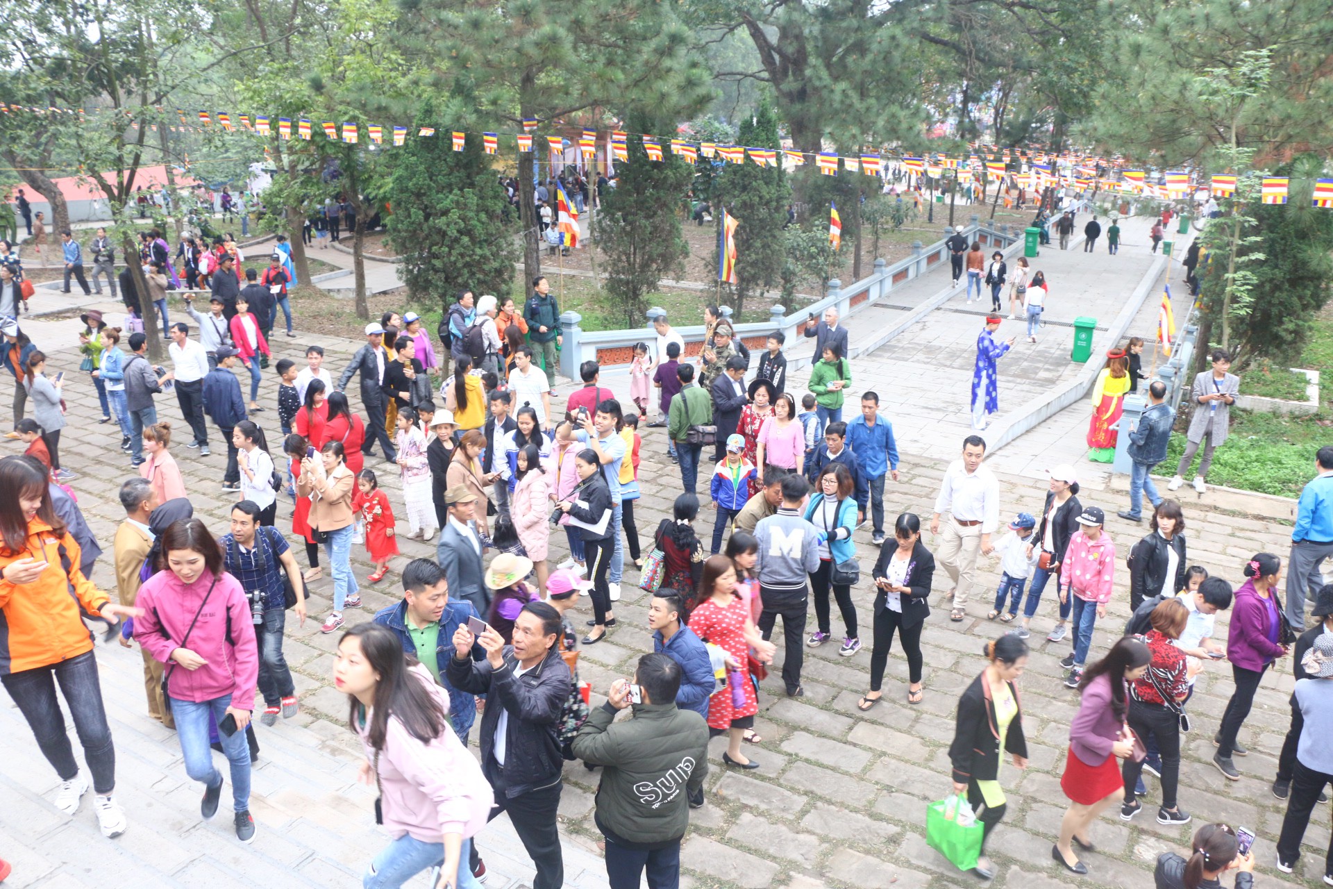 Hàng ngàn du khách đội mưa nghe hát quan họ ở Hội Lim - Ảnh 23.