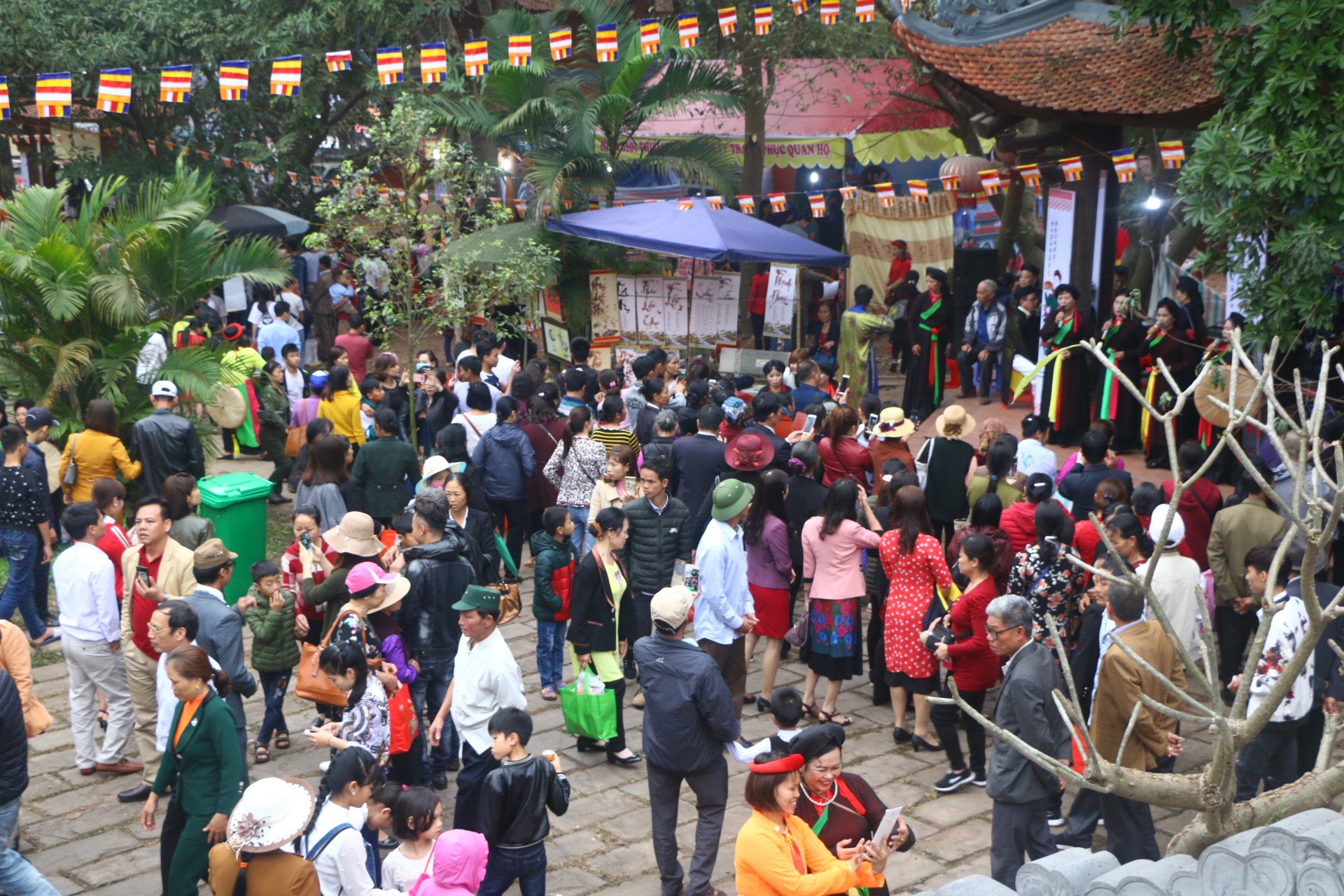 Hàng ngàn du khách đội mưa nghe hát quan họ ở Hội Lim - Ảnh 25.