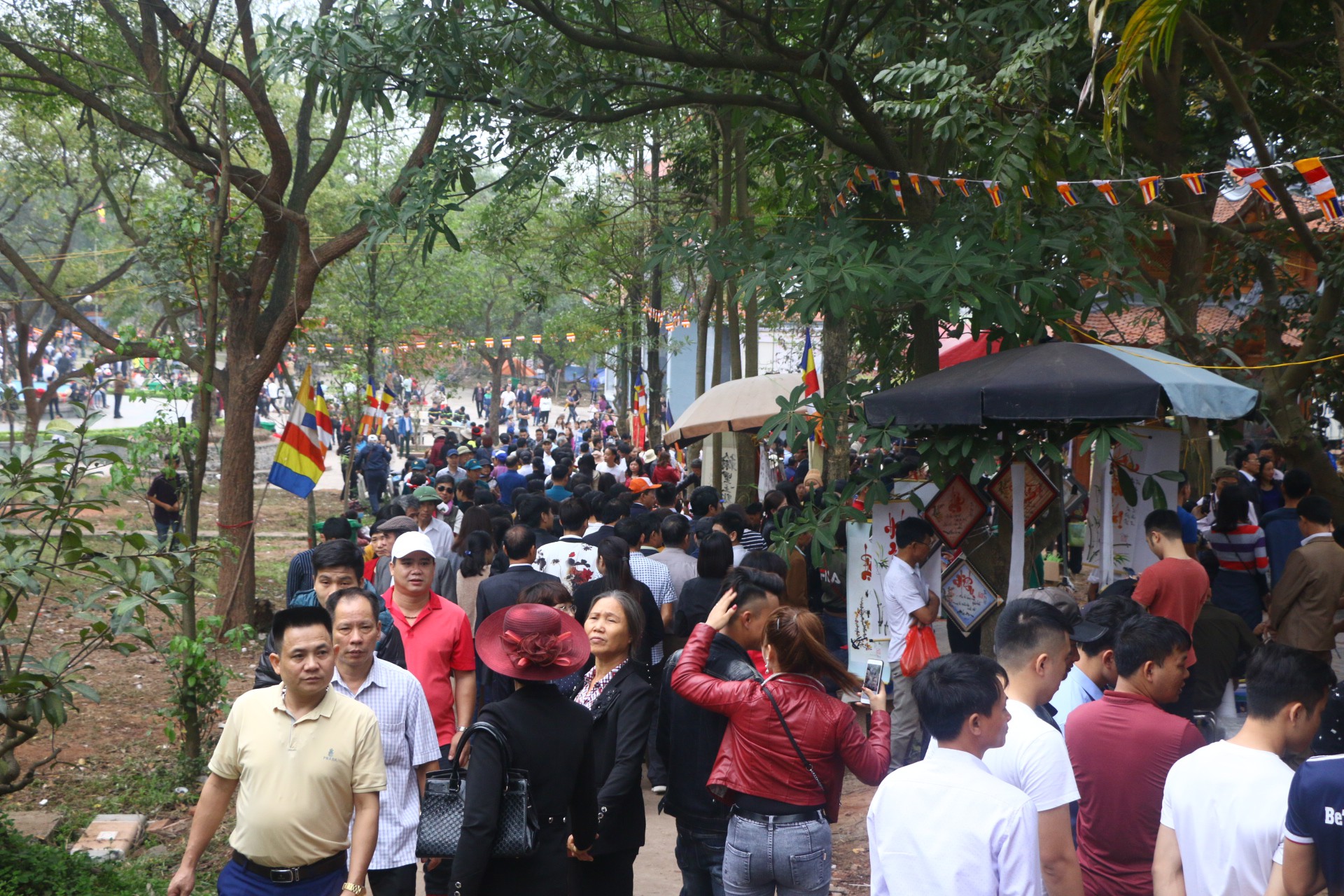 Hàng ngàn du khách đội mưa nghe hát quan họ ở Hội Lim - Ảnh 1.