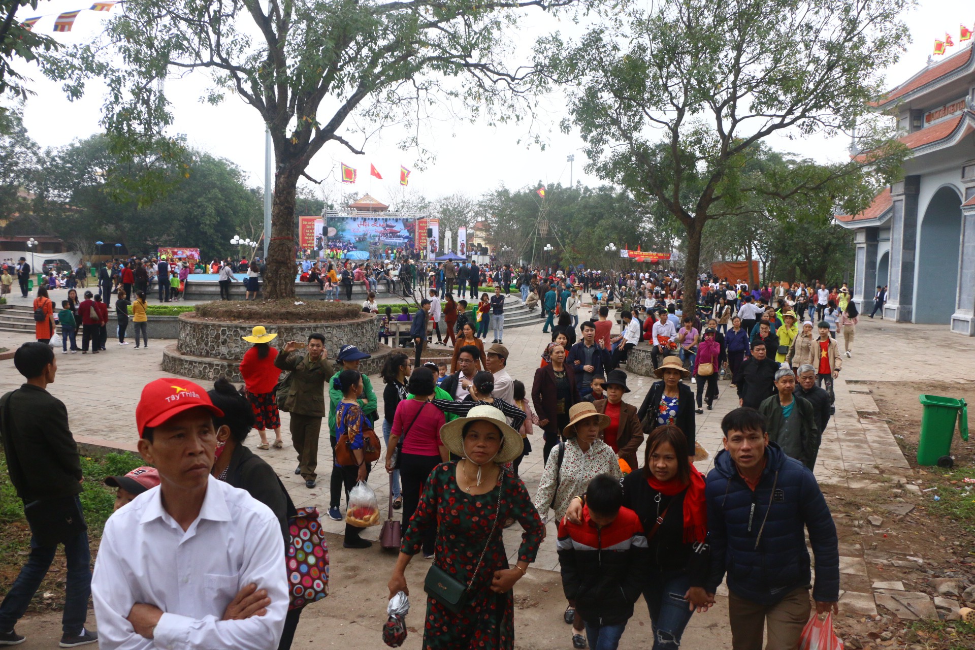 Hàng ngàn du khách đội mưa nghe hát quan họ ở Hội Lim - Ảnh 27.