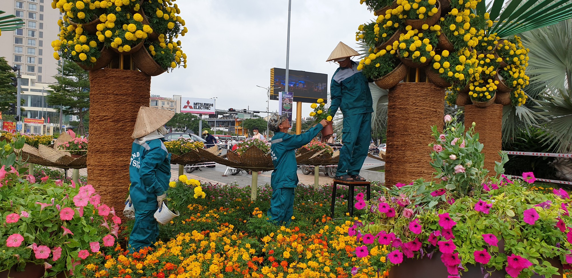 Cầu Vàng rực rỡ tại đường hoa Đà Nẵng - Ảnh 2.