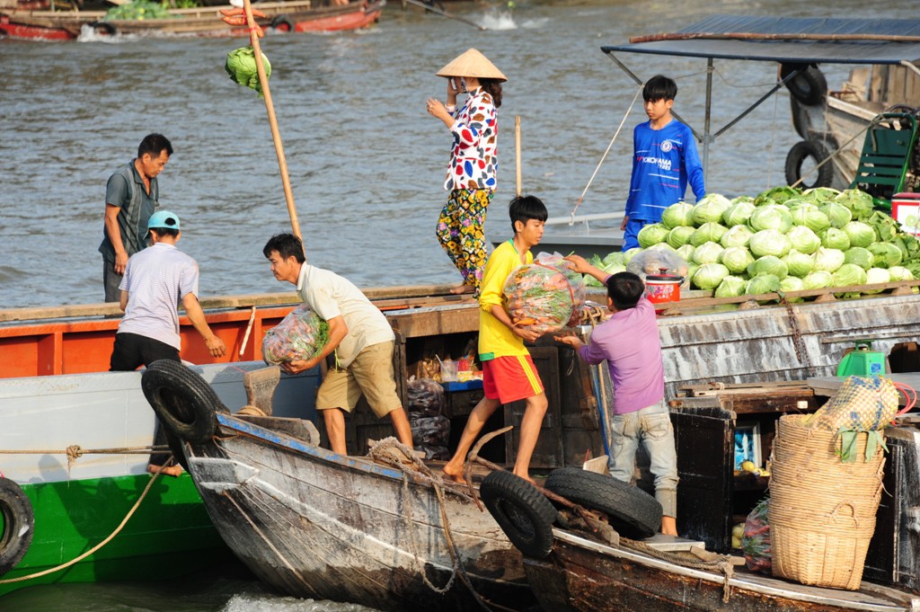 Chợ nổi lớn nhất miền Tây tấp nập nông sản những ngày giáp Tết  - Ảnh 17.